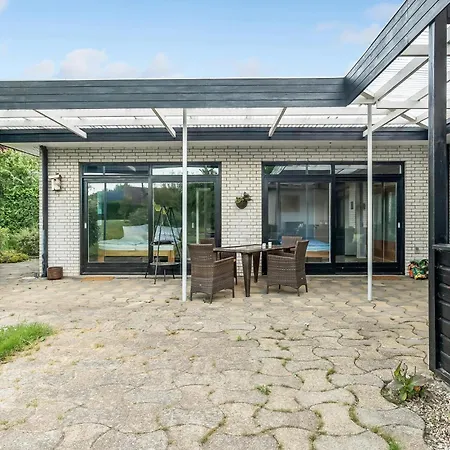 5 Bedroom Beautiful In 펜션 Tranekær